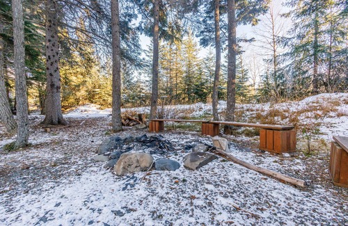 Girdwood House | Spacious 7 BR upper level duplex on a large lot