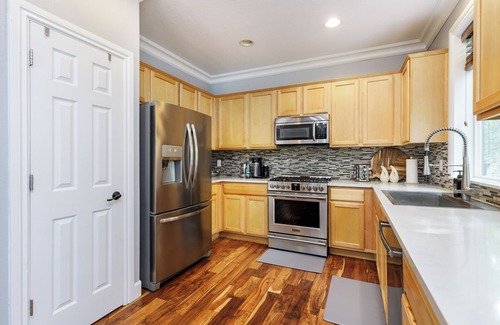 Gresham House | Spacious 7BR Lush Forest Family Retreat, Decks, Fire Pit, Bbq, Games, Jacuzzi,