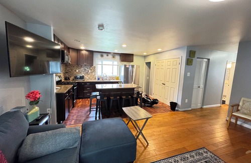 Seminary Hill House | Spacious 8-Bedroom Entire House in Alexandria