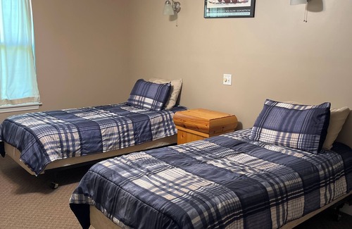 Michael House | Spacious 8-bedroom lodge in delightful Batchtown with WiFi, AC