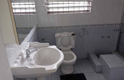 Kempton Park Cabin | Spacious 8-bedroom lodge in welcoming Kempton Park with WiFi