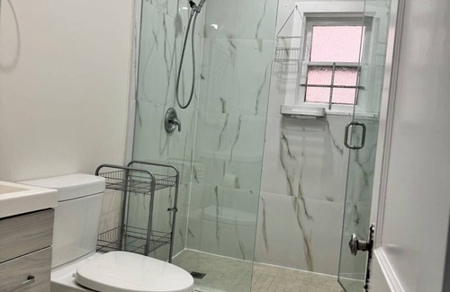 Newtonbrook House | Spacious 8-Person Entire House Near Finch Subway Station for Families Groups