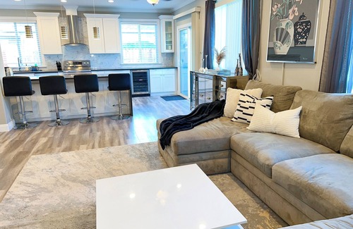 Santa Clara House | Spacious 9-bedroom/8-Bath Triplex in enchanting neighborhood of Santa Clara
