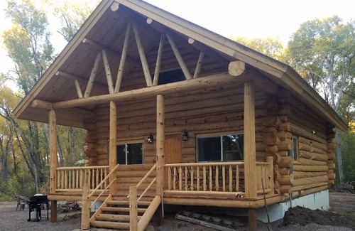 Antonito Cabin | Spacious Amish built Log Cabin in the Woods