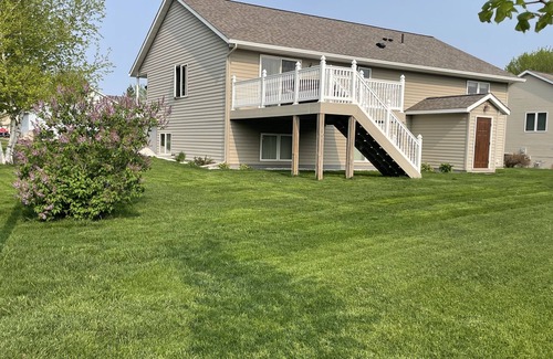 Hutchinson House | Spacious and beautiful 3,020 square foot 5-bedroom walkout