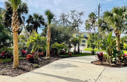 Seaside Homes Cottage | Spacious and charming beach cottage close to everything your vacation desires!