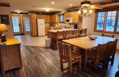 Oglesby Cabin | SPACIOUS AND COZY VILLA LOCATED ON RESORT WALKING DISTANCE FROM STARVED ROCK