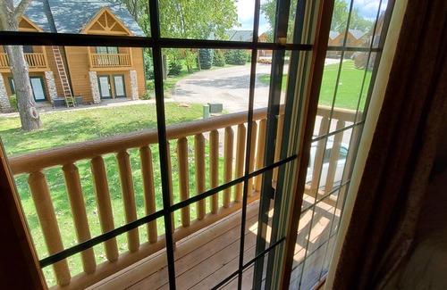 Oglesby Cabin | SPACIOUS AND COZY VILLA LOCATED ON RESORT WALKING DISTANCE FROM STARVED ROCK