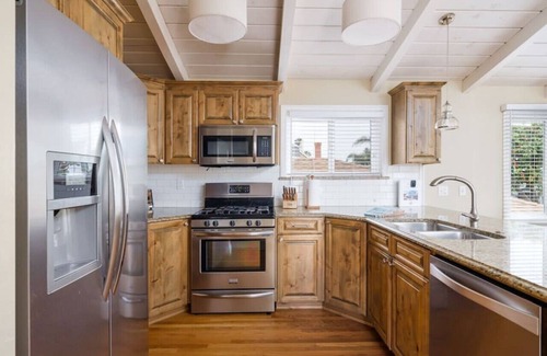 Mission Beach Villa | Spacious and lofty 3 bedroom with A/C & Extra Den!