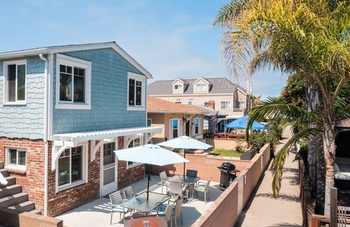 Mission Beach Villa | Spacious and lofty 3 bedroom with A/C & Extra Den!