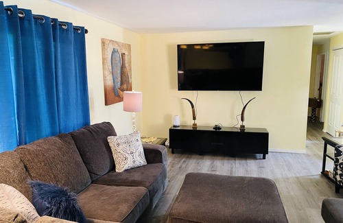 Lakeland South House | Spacious and Quiet home on Cul-de-Sac close to airport.