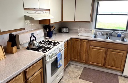 Colonial Beach House | Spacious and Relaxing 4-bedroom, waterfront home with WiFi, AC in Colonial Beach