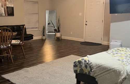 Spring Shadows House | Spacious and Stylish Suite!