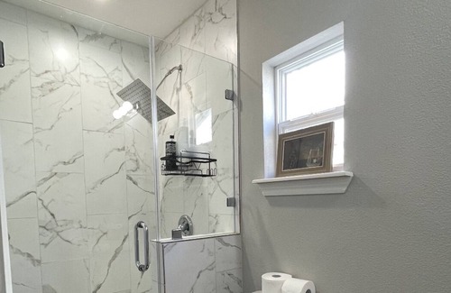Spring Shadows House | Spacious and Stylish Suite!