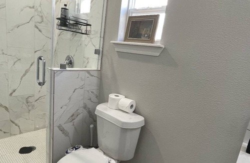 Spring Shadows House | Spacious and Stylish Suite!