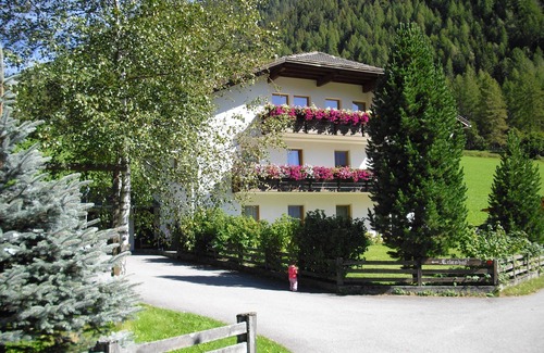 Rasun Anterselva Apartment | spacious apartment in a quiet location in the beautiful Valley of Anterselva in Erlenhof