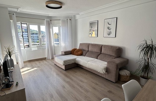 Las Campas y San Claudio Apartment | Spacious apartment at the foot of Monte Naranco and close to the city center.