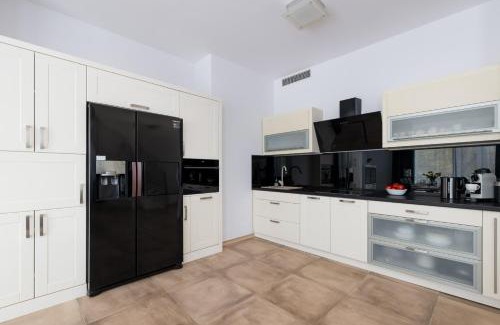 Wiselka Apartment | Spacious Apartment in Wisełka with Parking and Seasonal Swimming Pool by Renters Prestige