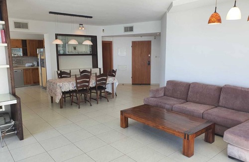 Bat Yam Apartment | Spacious apartment, view the sea from every window