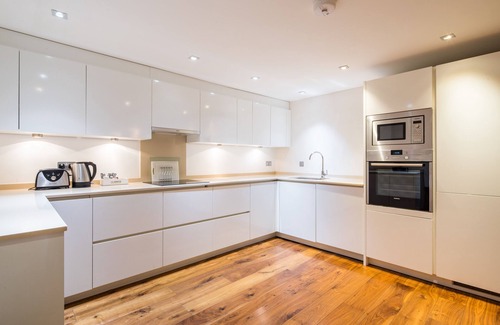 St. Pancras Apartment | Spacious apartment with private patio