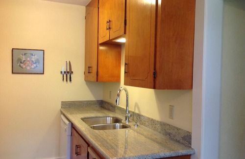 Sellwood-Moreland Apartment | Spacious apartment with enclosed sunporch and garden patio
