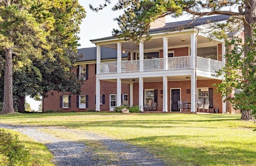 Rustburg House | Spacious APPLE ORCHARD STAY: Grand Farmhouse with Lake Views!