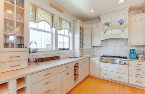 Avalon House | Spacious Avalon Beach House - 2 Blocks to Water!