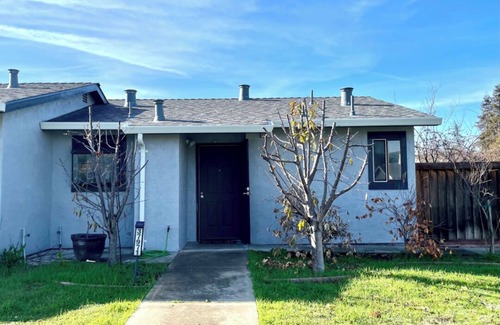 Niles District House | Spacious backyard in Nile Fremont near Downtown