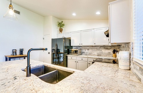 Springer Ranch House | Spacious Backyard w/Putting Green! Peoria Retreat