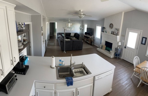 Atlantic Beach House | Spacious Beach House w/hot tub - Oceanside 2 1/2 blocks from the beach!