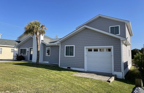 Atlantic Beach House | Spacious Beach House w/hot tub - Oceanside 2 1/2 blocks from the beach!