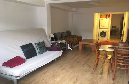 Kerem HaTeimanim Apartment | Spacious Beach Market City Central