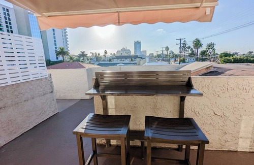 Alamitos Beach Condo | SPACIOUS Beach Pad on Ocean Blvd - 3min Walk to Sand, Patio,Big TVs, Strong WiFi