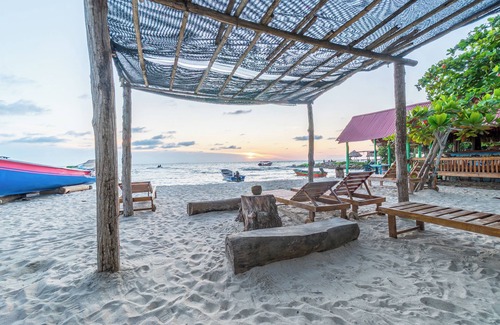 Rincon Apartment | Spacious beachfront house in Rincón del Mar, white, comfortable, fresh and bright.