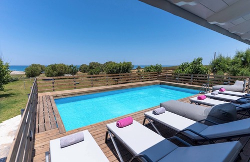 Dramia Apartment | Spacious Beachfront 3-bedroom apartment + 3 ensuites baths, with swimming pool.