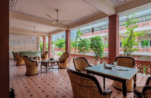 Adarsh Nagar Apartment | Spacious boutique hotel-suites in jaipur city centre with a lovely pool