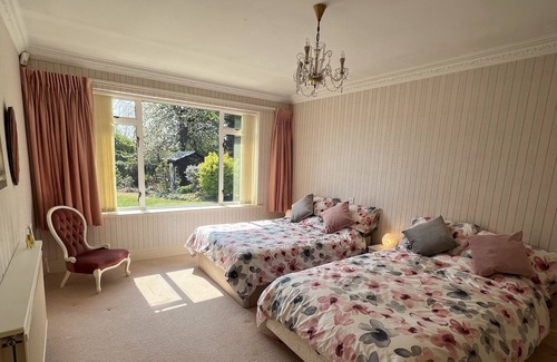 Hilperton House | Spacious bungalow with large private garden