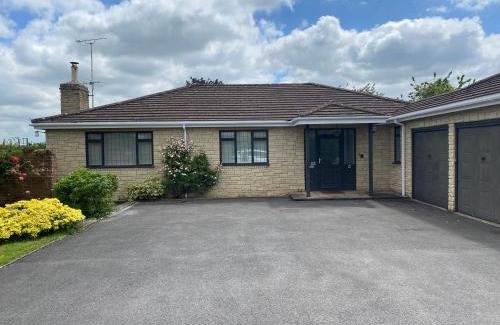 Hilperton House | Spacious bungalow with large private garden