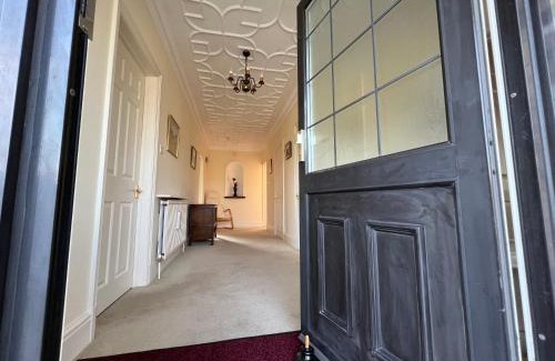 Hilperton House | Spacious bungalow with large private garden