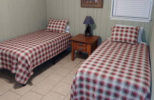 Columbus House | Spacious Cabin at Millwood Lake