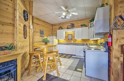Albany Cabin | Spacious Cabin on Dale Hollow Lake w/Hot Tub!