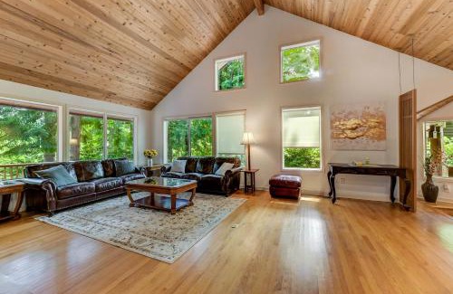 Cedar Heights House | Spacious Cabin Style Home with Hot Tub, Sauna, AC, King Bed, Loft, Free Parking
