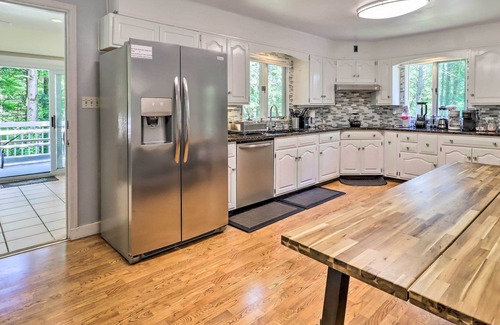 Canadensis Cabin | Spacious Cabin w/ Hot Tub, Game Room & Fire Pit!
