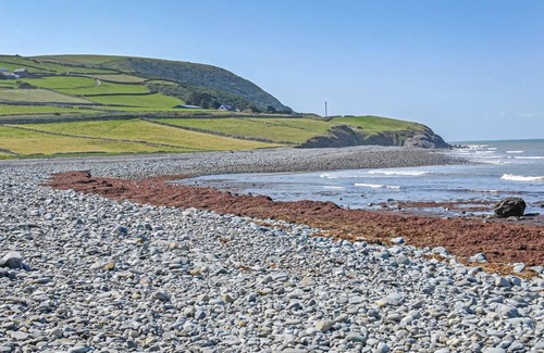 Llwyngwril House | Spacious caravan with one double and two twin.