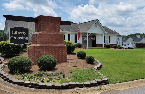 Cartersville House | SPACIOUS Cartersville HOME that SLEEPS UP TO 13 PEOPLE and 12 min. to Lakepoint!