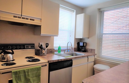 Mount Vernon Apartment | Spacious Central Condo Near Washington Monument & Hopkins Shuttle - 4 min walk