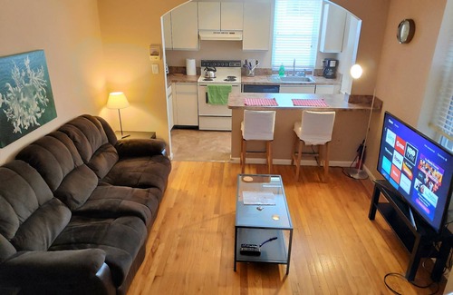 Mount Vernon Apartment | Spacious Central Condo Near Washington Monument & Hopkins Shuttle - 4 min walk