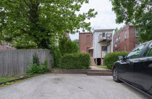 Franz Park House | Spacious & Charming Home, Great for Families! Sleeps up to 8!