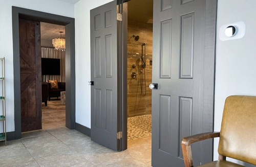 Bellville House | Spacious Clubhouse Suite + POOL