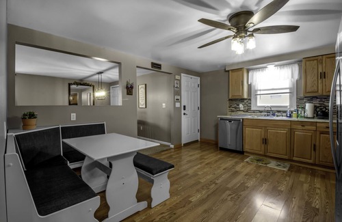 Cheektowaga Apartment | Spacious/Comfy/Private Home near Buffalo/Bills/Airport/Niagara Falls